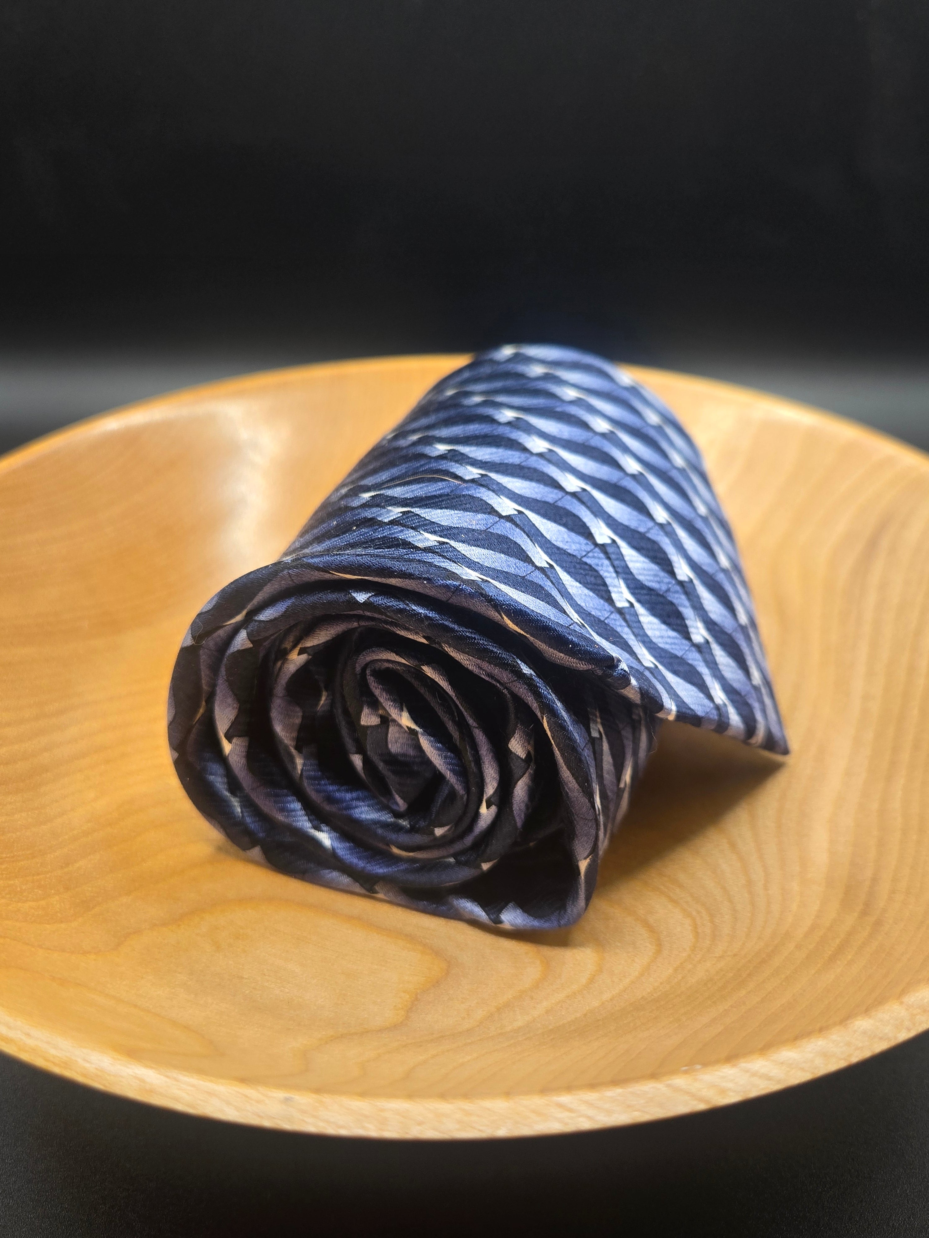 90s Arrow Silk Tie – Dark Blue Modern Geometric Print