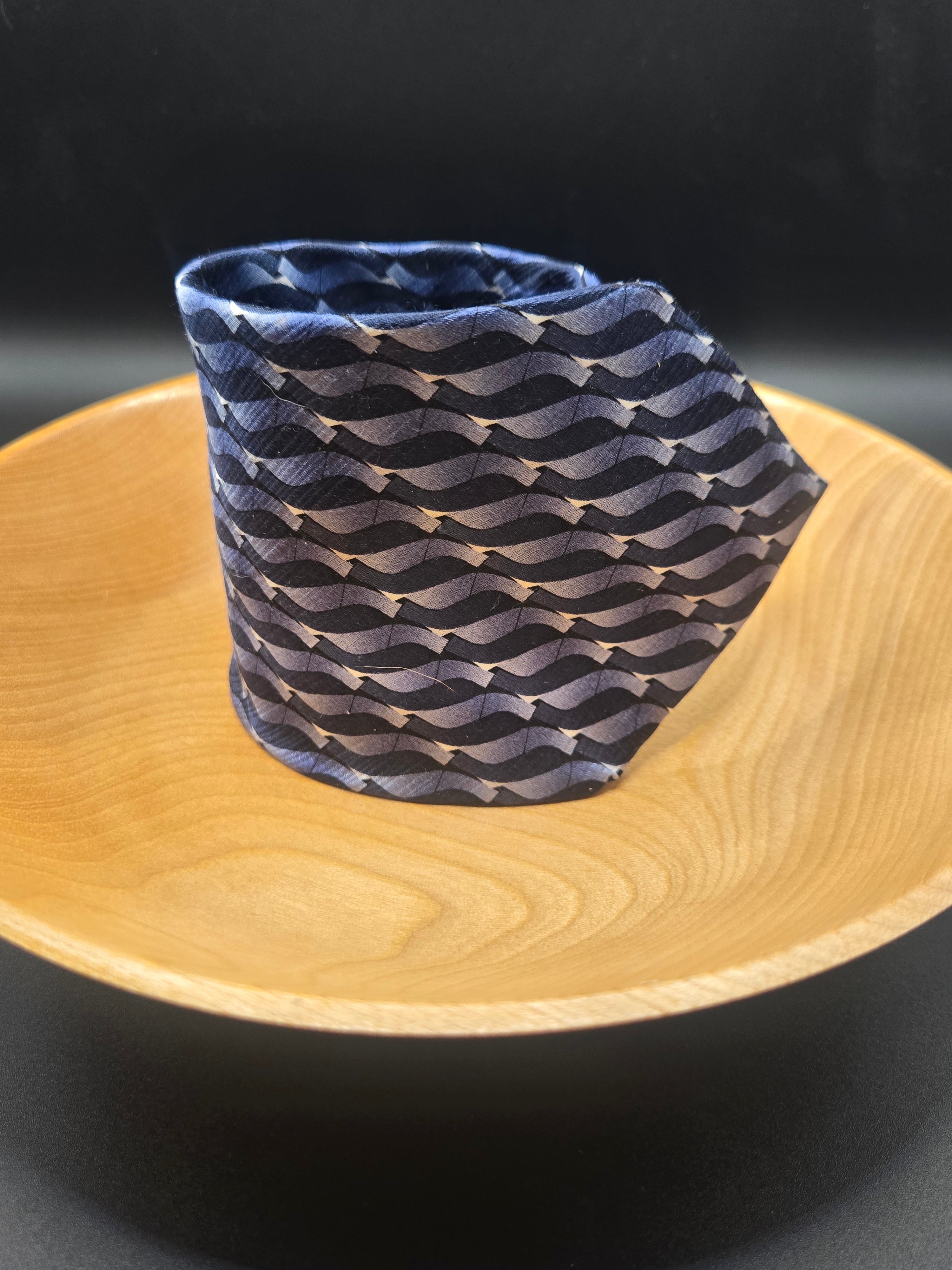 90s Arrow Silk Tie – Dark Blue Modern Geometric Print