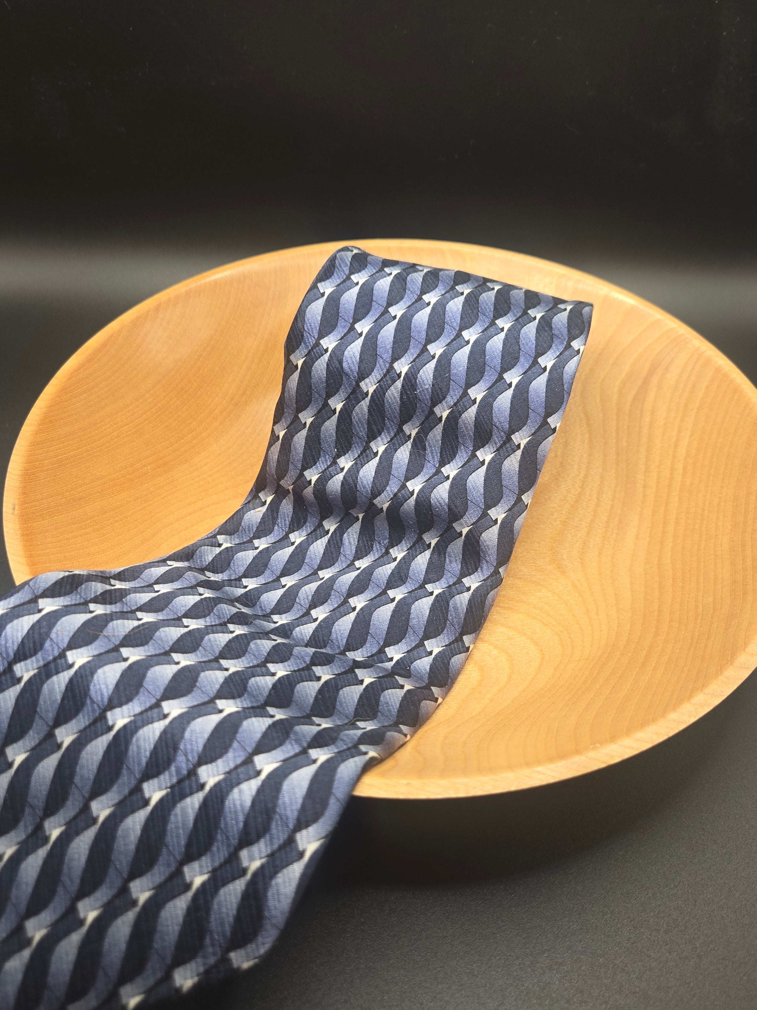 90s Arrow Silk Tie – Dark Blue Modern Geometric Print